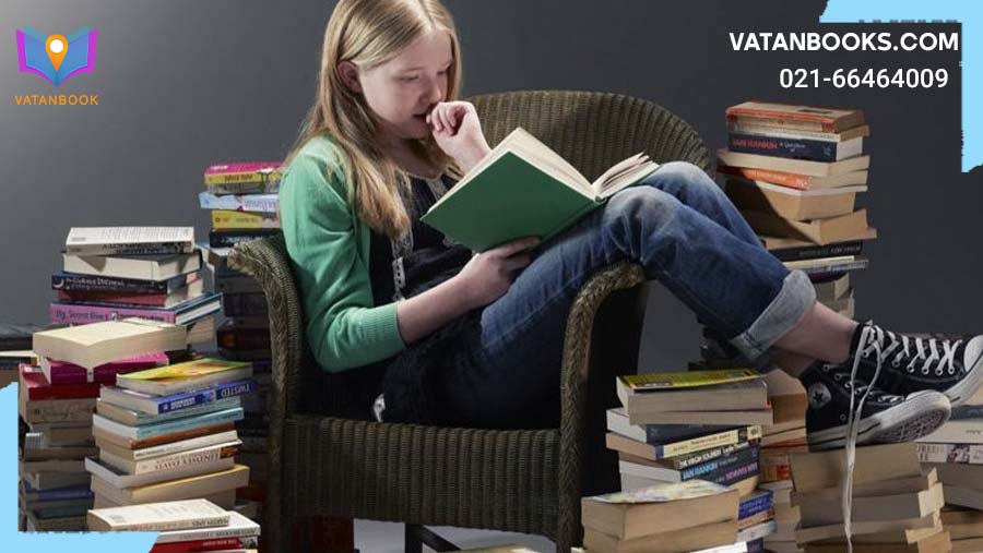 دختر پچه ای در حال مطالعه یک کتاب سبز
