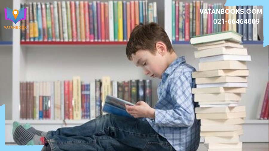کودکی در حال مطالعه کتاب